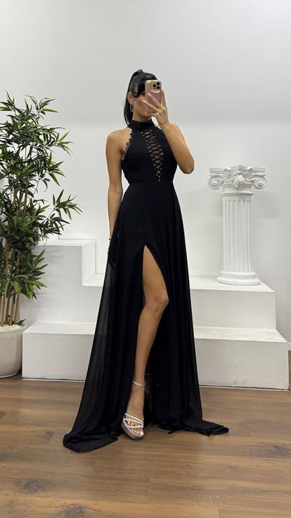 Abito da sera con scollo all'americana in pizzo nero e design speciale